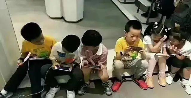 暑假孩子刷短视频太费眼！做好这几点，远离小眼镜！