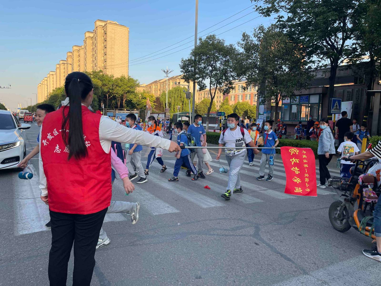 武汉一家长建议取消护学岗:并非专业安保人员 无法应对紧急情况!教育局回应