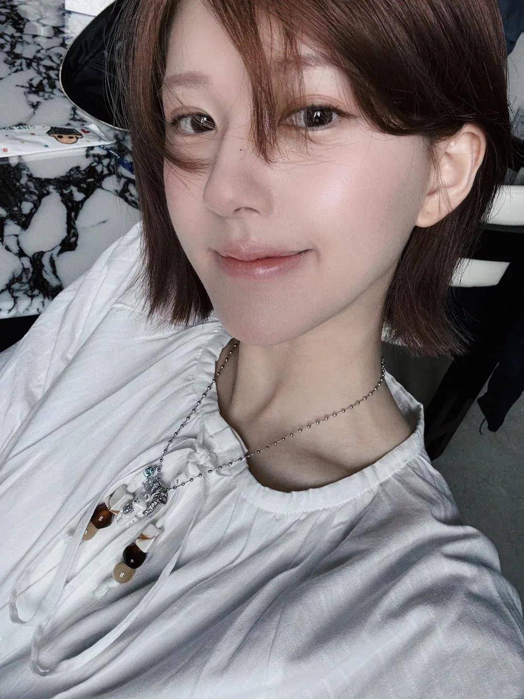 怒撕经纪公司后赵露思开启直播,同款花卷、包包都卖爆