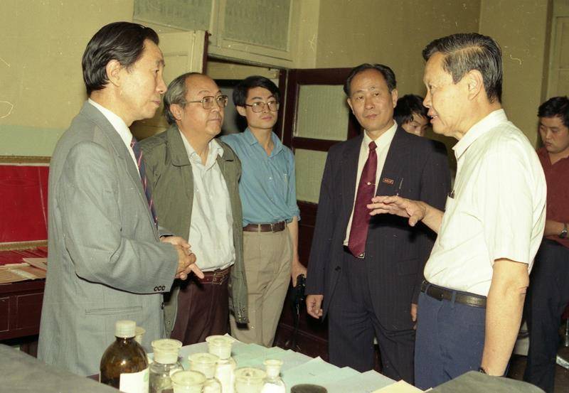 山西大学发文悼念杨振宁：曾受聘该校名誉教授，为学校题字：宁拙毋巧，宁朴毋华