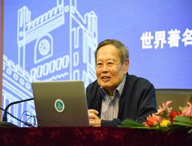 山西大学发文悼念杨振宁：曾受聘该校名誉教授，为学校题字：宁拙毋巧，宁朴毋华